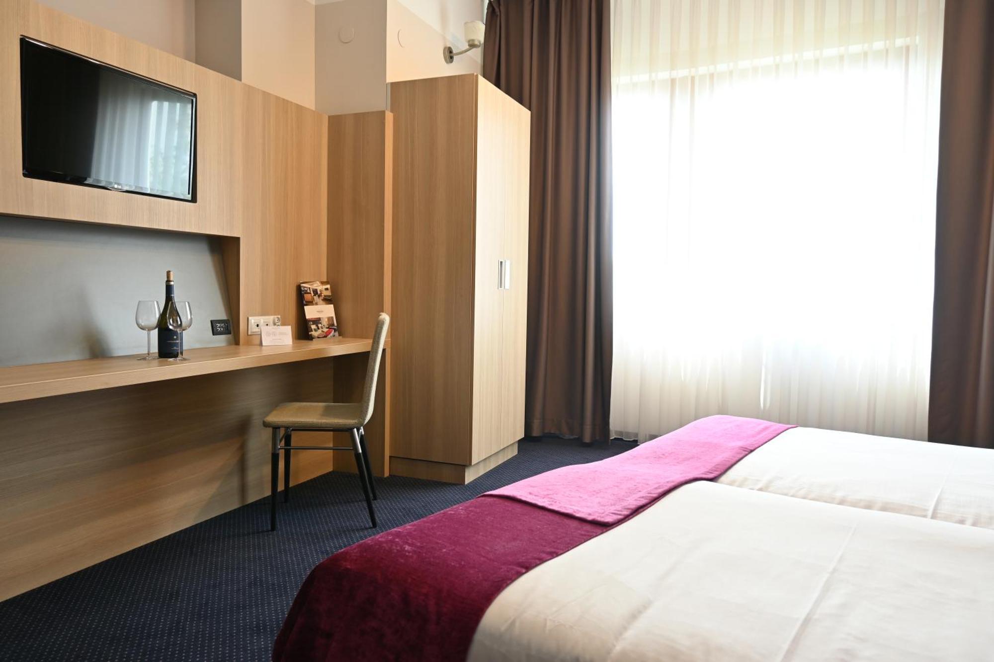 Vestil Hotel Piotrków Trybunalski Exterior foto